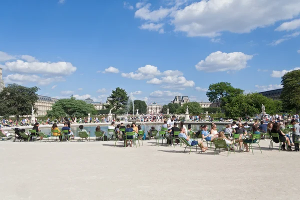 Parisienses e turistas no jardim das Tulherias (Jardin des Tuileries ) — Fotografia de Stock