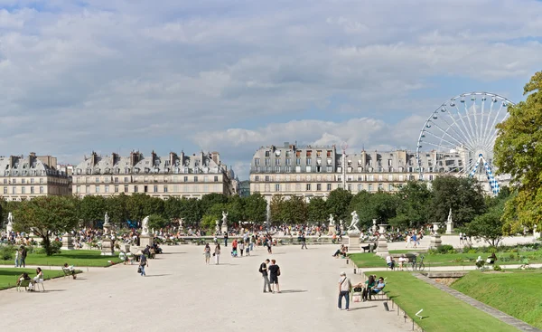 Парижане и туристы в саду Тюильри (Тюильри) ) — стоковое фото