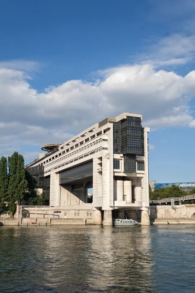 Edificio del Ministerio de Economía y Hacienda francés en París — Foto de Stock