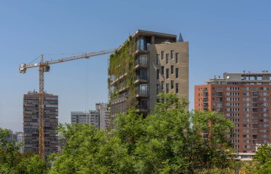 SANTIAGO, ŞİLİ-ŞİMDİ 28, 2020: Yeşil gökdelen binası cephede büyüyen bitkilerle, Santiago, Şili