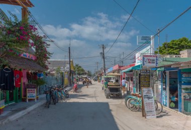 HOLBOX, MEXICO-MARCH 24, 2018: Kuzey Yucatan yarımadasında yer alan Quintana Roo, Meksika Holbox Adası 'ndaki kumlu yol