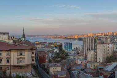 VALPARAISO, ŞİLİ-FEBRUARY 27, 2020: Concepcion şehir tepesinden Şili 'nin Valparaiso şehrine görüntü