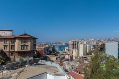 VALPARAISO, ŞİLİ-FEBRUARY 27, 2020: Concepcion şehir tepesinden Şili 'nin Valparaiso şehrine görüntü