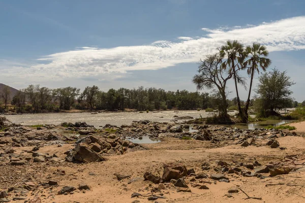 ナミビアとアンゴラの国境線であるクネネ川の景観 — ストック写真