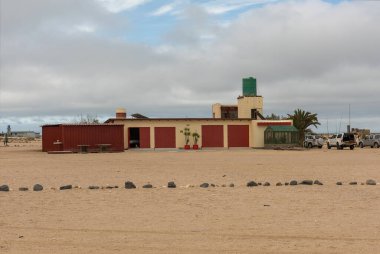 WLOTZKASBAKEN, NAMIBIA-Aralık 27, 2020: Swakopmund, Namibya 'nın kuzeyindeki Wlotzkasbaken tatil kompleksindeki ev