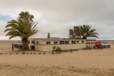 WLOTZKASBAKEN, NAMIBIA-Aralık 27, 2020: Swakopmund, Namibya 'nın kuzeyindeki Wlotzkasbaken tatil kompleksindeki ev