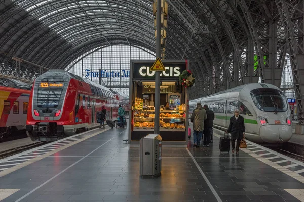 Frankfurt Main Duitsland September 2019 Treinen Niet Geïdentificeerde Passagiers Het — Stockfoto