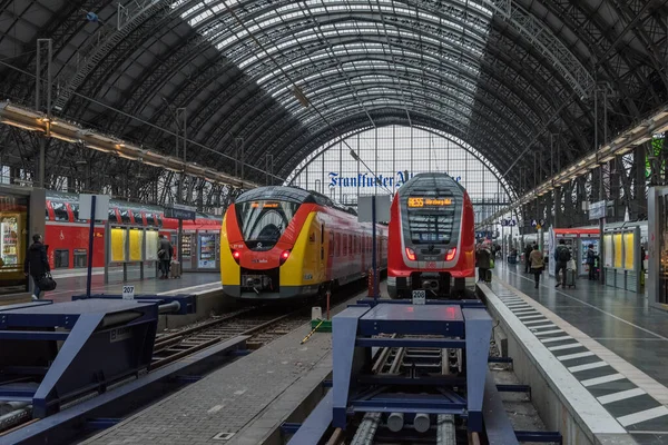 Frankfurt Main Duitsland September 2019 Treinen Niet Geïdentificeerde Passagiers Het — Stockfoto