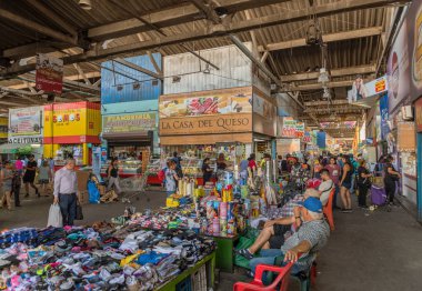 SANTIAGO, Şili-Mart 09, 2020: Satıcılar Santiago, Şili 'deki La Vega Merkez Pazarı' nda farklı türde ürünler satıyorlar