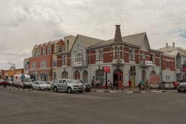 SWAKOPMUND, NAMIBIA-ARALIK 26, 2020: Namibya liman kenti Swakopmund 'da binaları olan cadde