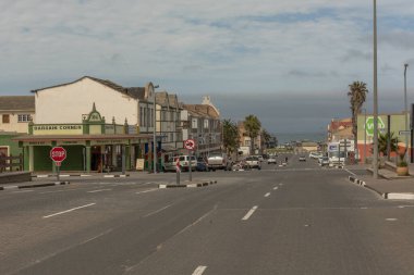 SWAKOPMUND, NAMIBIA-ARALIK 26, 2020: Namibya liman kenti Swakopmund 'da binaları olan cadde