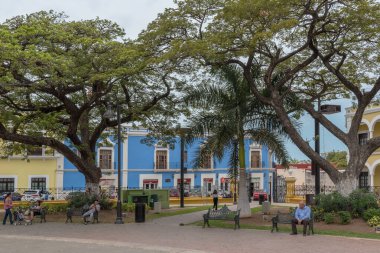 CAMPECHE, MEXICO-MARCH 13, 2018: Campeche, Meksika 'daki Independence Park' ta (plaza) kimliği belirsiz kişiler