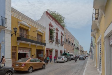 CAMPECHE, MEXICO-MARCH 13, 2018: Campeche City Mexico 'da sokakta yayalar