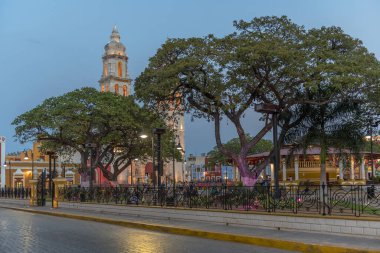 CAMPECHE, MEXICO-MARCH 13, 2018: Campeche, Meksika 'da Hamile Katedrali ile Bağımsızlık Parkı (kare)