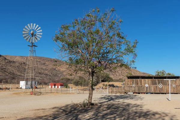 Větrný Mlýn Farmě Pohoří Erongo Namibii — Stock fotografie