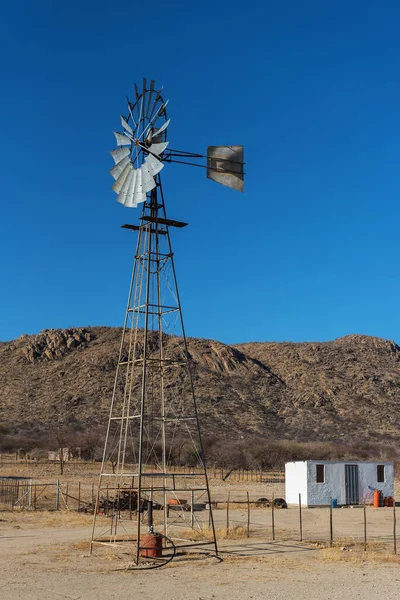 Větrný Mlýn Farmě Pohoří Erongo Namibii — Stock fotografie
