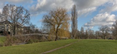 FRANKFURT AM MAIN, ALMANLIK-FEBRUARY 03, 2021: Frankfurt-Hoechst, Almanya 'daki Nidda Nehri üzerindeki küçük köprü 