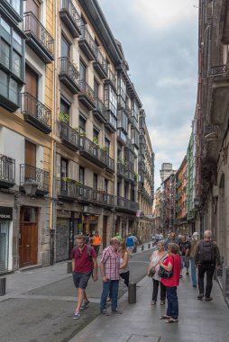 BILBAO, İSPA, 29 Temmuz 2018: İspanya 'nın tarihi Bilbao kasabasında yürüyenler