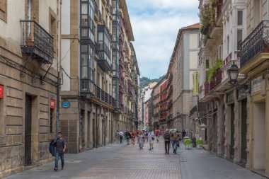 BILBAO, İSPA, 29 Temmuz 2018: İspanya 'nın tarihi Bilbao kasabasında yürüyenler