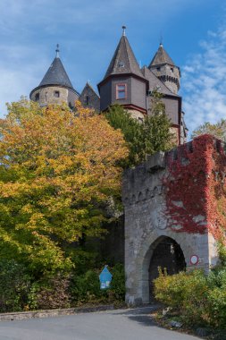 Ortaçağ şatosu bazalt zirvesinde Braunfels