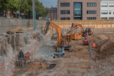 FRANKFURT AM MAIN, GERMANY-NİSAN 03, 2018: İnşaat sahasında inşaat makineleri ile vakıf siperinde çalışan 