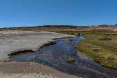 Neuquen, Arjantin yakınlarındaki dağ ve nehir manzarası 