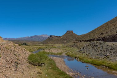 Neuquen, Arjantin yakınlarındaki dağ ve nehir manzarası 