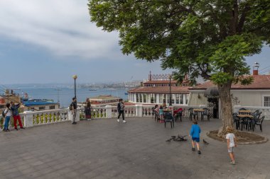 VALPARAISO, ŞİLİ-FEBRUARY 27, 2020: Kimliği belirsiz insanlar Paseo Yugoslavo 'da Cerro Concepcion, Valparaiso, Şili' de yürüyor 