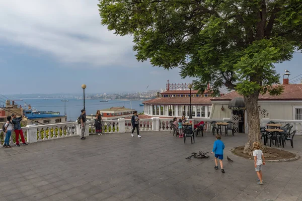 VALPARAISO, ŞİLİ-FEBRUARY 27, 2020: Kimliği belirsiz insanlar Paseo Yugoslavo 'da Cerro Concepcion, Valparaiso, Şili' de yürüyor 