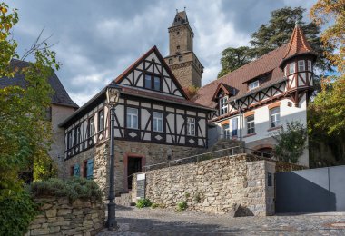 KRONBERG IM TAUNUS, Almanya 15 Eylül 2018: Ortaçağ Kronberg im Taunus Şatosu, Hesse, Almanya 