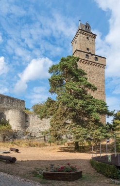 KRONBERG IM TAUNUS, Almanya 15 Eylül 2018: Ortaçağ Kronberg im Taunus Şatosu, Hesse, Almanya 
