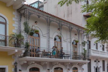 PANAMA ŞEHRİ, PANAMA-MARCH 03, 2019: Panama 'nın tarihi merkezi Casco Viejo' daki balkonda kimliği belirsiz insanlar 