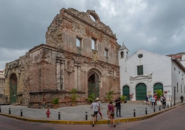 PANAMA ŞEHRİ, PANAMA-FEBRUARY 27, 2019: Casco Viejo 'daki Santo Domingo Kilisesi kalıntıları, Panama' nın tarihi bölgesi
