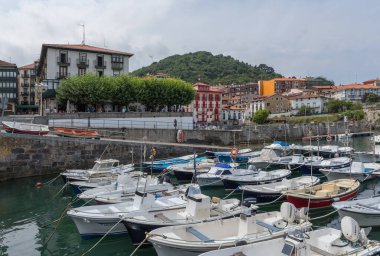 MUNDAKA, İspanya, 30 Temmuz 2018: İspanya 'nın Bask Bölgesi' ndeki Bask balıkçı köyü Mundaka 'da liman sahnesi 