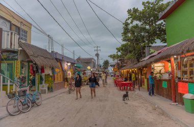 HOLBOX, MEXICO-MARCH 24, 2018: Holbox Adası, Quintana Roo, Meksika 'da kumlu bir yolda turistler