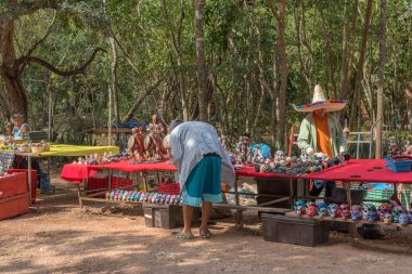 CHICHEN ITZA, MEXICO-MARCH 19, 2018: Arkeoloji sahasında hatıra tezgahları Chichen Itza