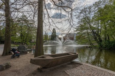 FRANKFURT AM MAIN, ALMANY-MAYIS 03, 2021: Rechneigrabenweiher in the Wall Park Obermainanlage, Almanya