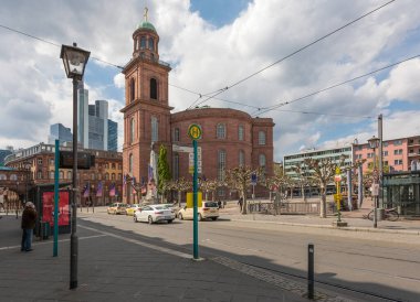 FRANKFURT AM MAIN, ALMANY-MAY 03, 2021: Paulsplatz St. Pauls Kilisesi, Frankfurt, Almanya
