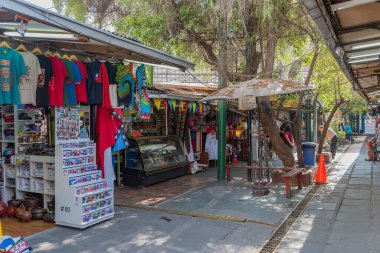 SANTIAGO, ŞİLİ-ŞİMDİ 27, 2020: Santiago, Şili 'nin tarihi şehir merkezinde hediyelik eşya tezgahları 