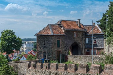 Friedberg kalesinin kemerli tuğla duvarı, Hesse, Almanya 