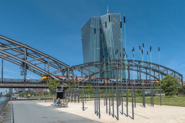 FRANKFURT AM MAIN, GERMANY-HAZİRAN 02-2020: Güneşli bir günde Avrupa Merkez Bankası 'nın görüntüsü, Frankfurt, Almanya