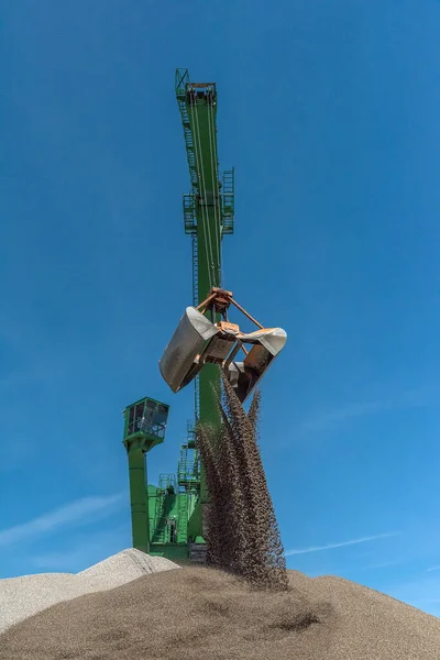 Zielony Żuraw Portowy Wylewa Piasek Żwir Wzgórze — Zdjęcie stockowe
