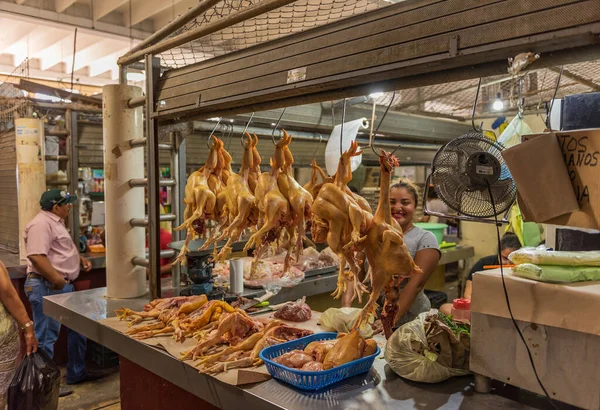Chetumal Mexico Marca 2018 Młoda Sprzedawczyni Kurczaków Stoisku Hali Targowej — Zdjęcie stockowe