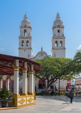 CAMPECHE, MEXICO-MARCH 13, 2018: Campeche, Meksika 'da Hamile Katedrali ile Bağımsızlık Parkı