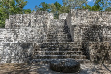 Antik Maya şehri Calakmul 'un tapınak kalıntıları, Campeche, Meksika
