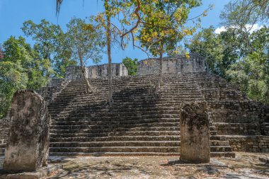 Antik Maya şehri Calakmul 'un tapınak kalıntıları, Campeche, Meksika