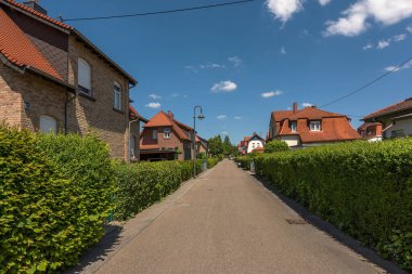 FRANKFURT, GERMANY-MAYIS 31, 2021: Eski işçi yerleşiminin evleri Colonie, Frankfurt-Zeilsheim, Almanya