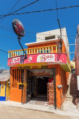 HOLBOX, MEXICO-MARCH 25, 2018: Tropikal Holbox, Quintana Roo, Meksika 'daki renkli ev 