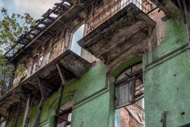 Panama 'nın Panama şehrindeki harabe ev.
