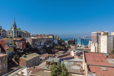VALPARAISO, ŞİLİ-FEBRUARY 27, 2020: Valparaiso, Şili merkezindeki evlerin panoramik manzarası 